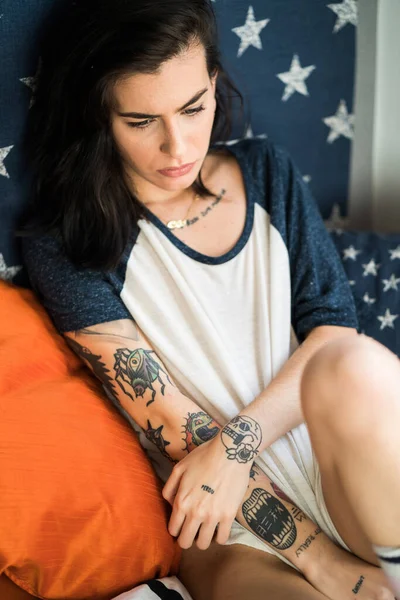Młoda Kobieta Tatuażami Siedząca Kanapie Flagą Stanów Zjednoczonych Ścianie Relaksująca — Zdjęcie stockowe