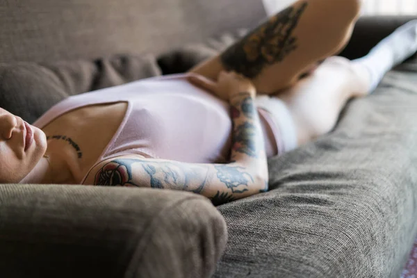 Молодая Взрослая Женщина Татуировками Лежащая Нижнем Белье Диване — стоковое фото