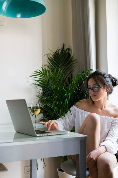 Chinese Pretty Woman Working Indoors Her Laptop Glass Wine — Stock Photo, Image