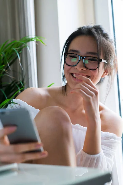 Молода Китаянка Красива Жінка Використовує Свій Смартфон Великим Виразом Обличчя — стокове фото