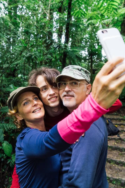 Γονείς Και Παιδιά Βγάζουν Selfie Ενώ Κάνουν Πεζοπορία Τροπικό Δάσος — Φωτογραφία Αρχείου