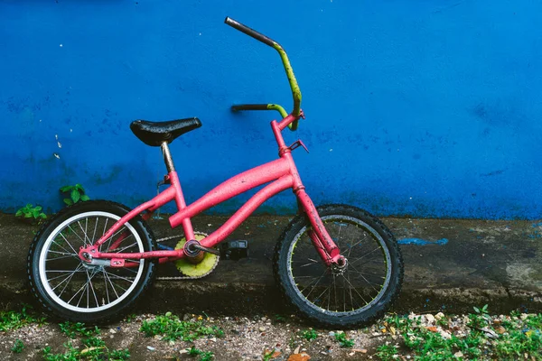 Bicicleta Rosa Estacionada Contra Una Pared Azul — Foto de Stock