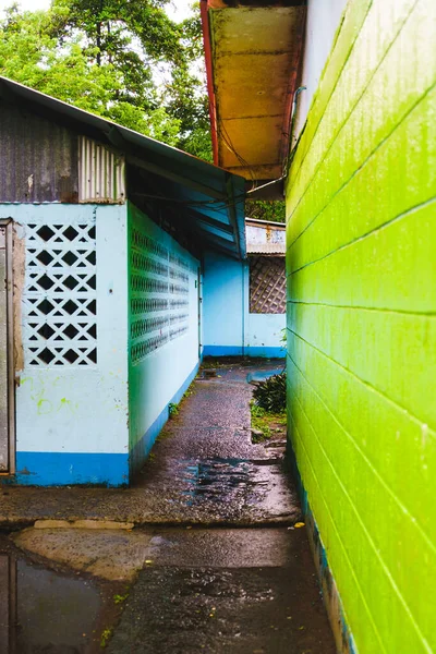 コスタリカの家の間の湿った通路 — ストック写真