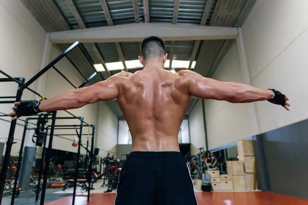 Homem Musculoso Ginásio Mostrando Músculos — Fotografia de Stock