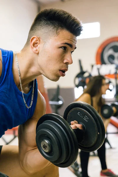 Jeune Bodybuilder Travailler Haltères Levage Salle Gym — Photo