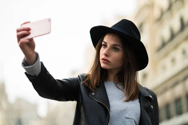 Молодая Девушка Хипстерской Шляпе Делает Селфи Открытом Воздухе Городе — стоковое фото
