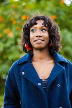 Kameradan başka yöne bakan siyah bir modelin portresi.