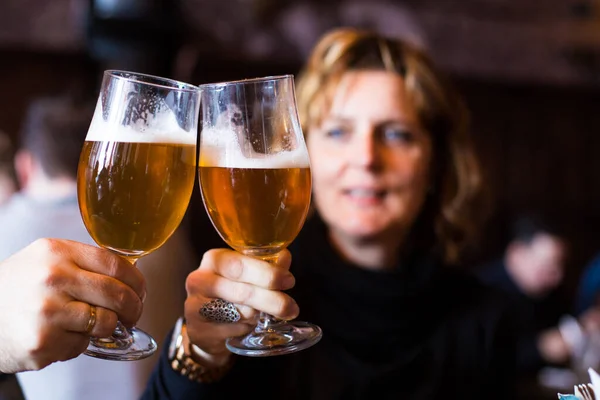 Couple Adulte Trinquant Bière Dans Restaurant — Photo