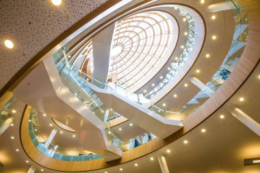 Modern mekanik merdivenleri olan bir binada eski mimari..