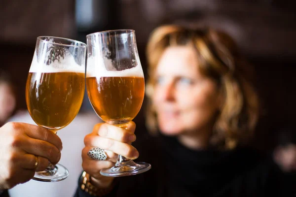 Couple Adulte Trinquant Bière Dans Restaurant — Photo