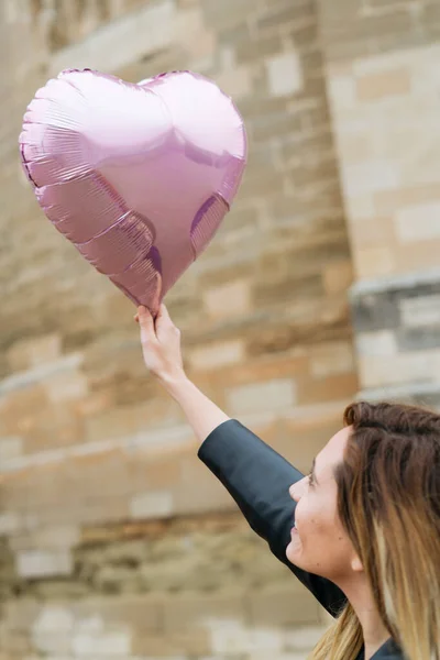 Wanita Pirang Muda Yang Memegang Balon Jantung — Stok Foto