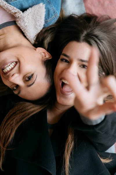 Unga Lesbiska Par Kär Ligger Glatt Golvet Och Tittar Kameran — Stockfoto