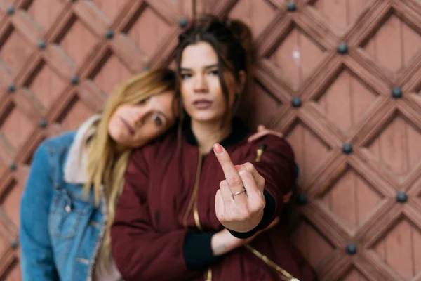 Joven Lesbiana Pareja Sentado Juntos Dedo Volteo Cámara —  Fotos de Stock