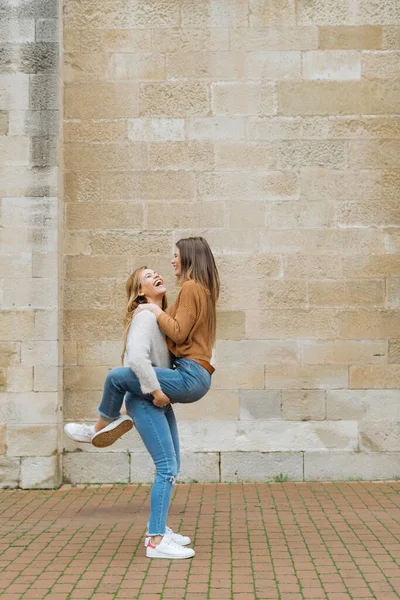 Egy Pár Ölelkezik Utcán Csókolózva — Stock Fotó