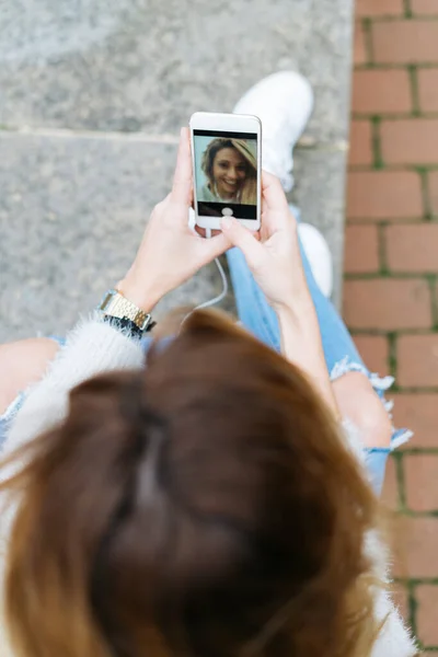 Коричнева Жінка Використовує Мобільний Телефон Відкритому Повітрі Щаслива Фотографувати — стокове фото