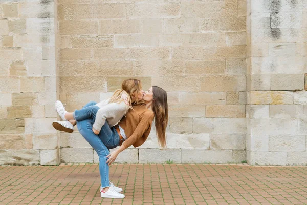 Egy Pár Ölelkezik Utcán Csókolózva — Stock Fotó