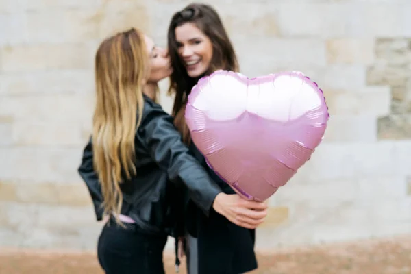 Lésbicas Casal Beijando Segurando Balão Coração Amor — Fotografia de Stock