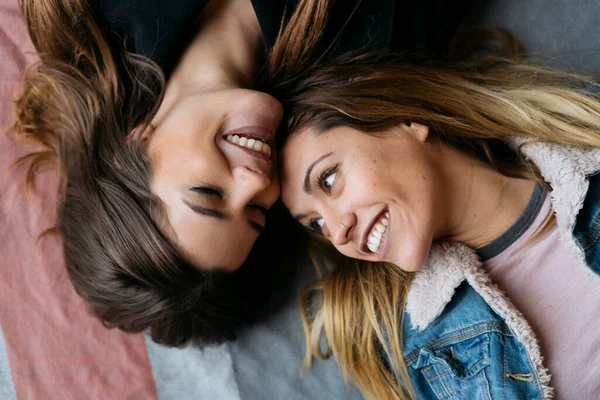 Mladé Lesbičky Pár Lásce Šťastně Ležící Podlaze Při Pohledu Sebe — Stock fotografie
