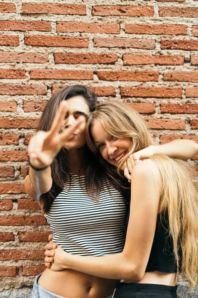 Morena Loira Casal Amigos Sexo Feminino Livre Fazendo Caras Engraçadas — Fotografia de Stock