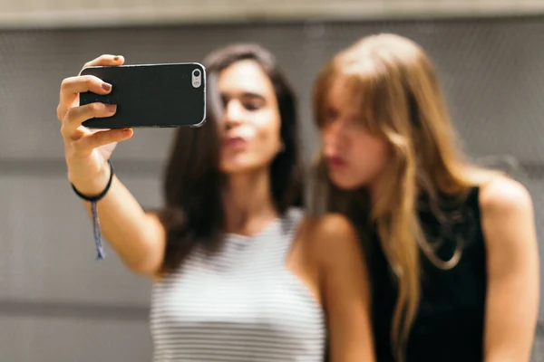 Brunette Blonde Vrouw Nemen Van Een Selfie Focus Mobiele Telefoon — Stockfoto