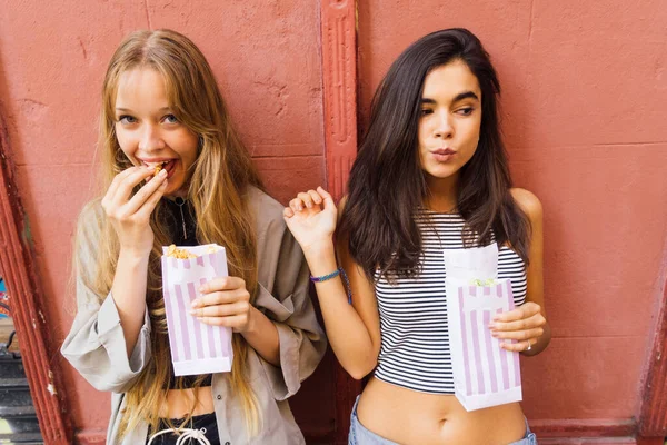 Kvinnliga Par Vänner Äter Popcorn Påse Utomhus Kul — Stockfoto