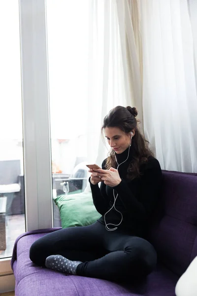 Молода Доросла Жінка Використовує Мобільний Телефон Приміщенні Сидячи Дивані — стокове фото