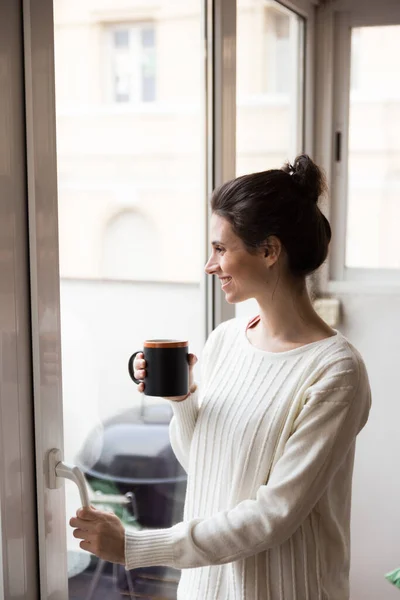 Evde Yalnız Bir Kadın Sıcak Bir Içecekle Pencereden Dışarı Bakıyor — Stok fotoğraf