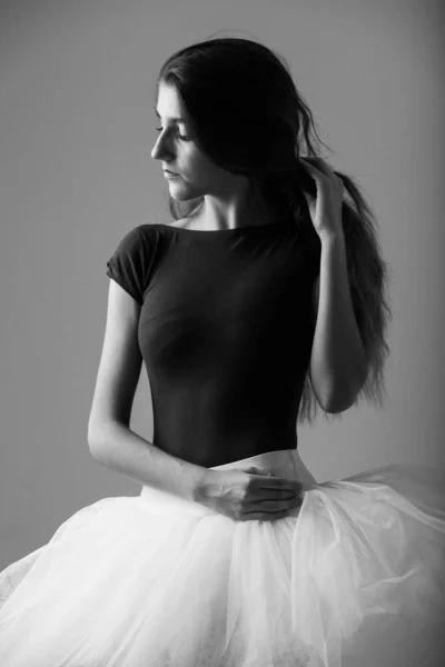 Balerină Caucaziană Adultă Dansând Singur Într Studio Fotografie Imagini Alb — Fotografie, imagine de stoc