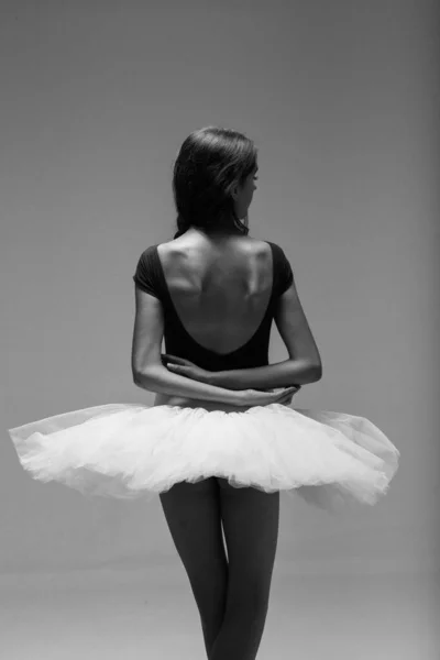 成年的高加索芭蕾舞演员独自在摄影棚里跳舞 黑白照片 — 图库照片