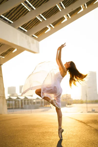 Volwassen Vrouw Dansen Alleen Straat Met Zonsondergang Backlight — Stockfoto