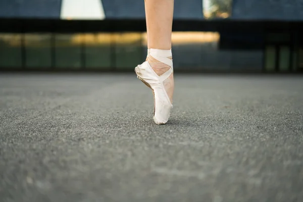Kobieta Ulicy Ubrania Baletnice Buty Taniec Zewnątrz Betonie — Zdjęcie stockowe