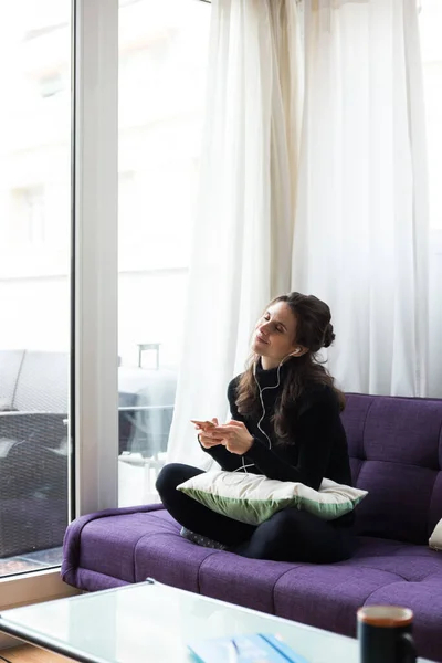 Young Adult Woman Using Cellphone Indoors While Sitting Sofa — Stock Photo, Image