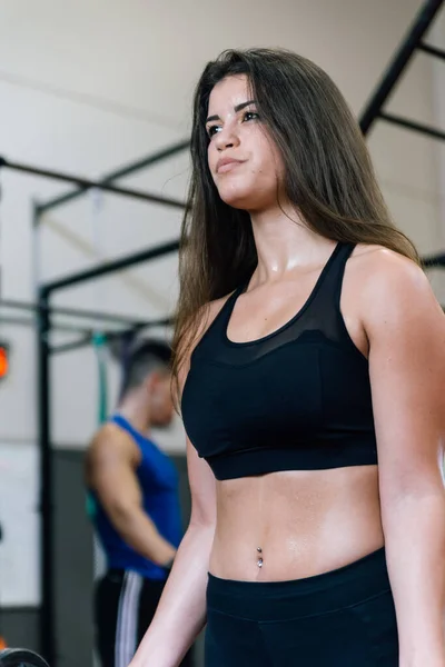 Kroppsbyggare Kvinna Lyfta Vikter Gymmet — Stockfoto