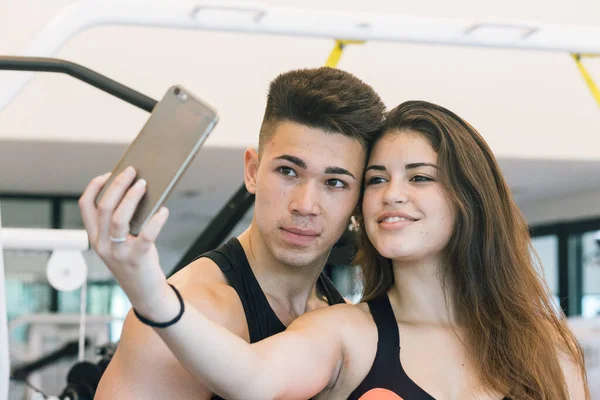 Hispanic Par Tar Selfie Gymmet — Stockfoto