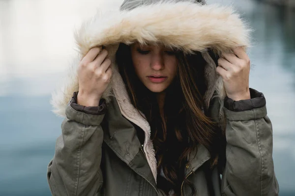 Donna Fuori Durante Inverno Indossa Grande Cappotto — Foto Stock