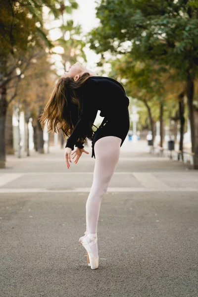Joven Bailarina Barcelona Vestida Con Body Negro Aire Libre Centro — Foto de Stock