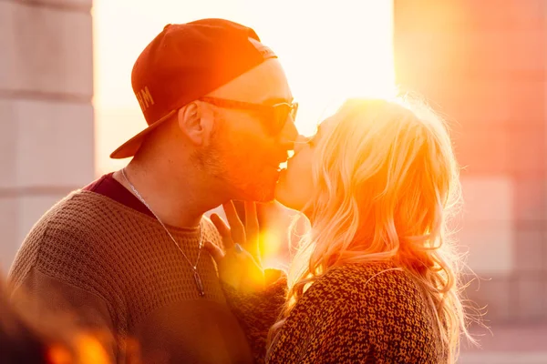 Erwachsenes Paar Küsst Sich Verliebt Hintergrundlicht Des Sonnenuntergangs — Stockfoto