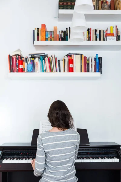 Donna Casa Seduta Suonare Pianoforte Sola — Foto Stock
