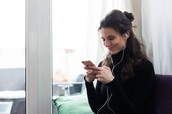 Mujer Adulta Joven Usando Teléfono Celular Interior Mientras Sienta Sofá — Foto de Stock