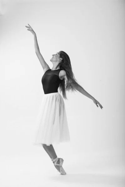 成年的高加索芭蕾舞演员独自在摄影棚里跳舞 黑白照片 — 图库照片