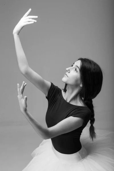 Ballerine Caucasienne Adulte Dansant Dans Studio Photographie Seulement Photos Noir — Photo