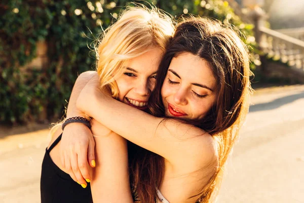 Two Female Friends Outdoors Hugging Each Other Lovingly — Stock Photo, Image