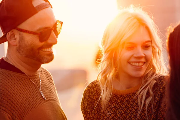 Zamilovaní Lidé Usmívají Venku Podsvícením Západu Slunce — Stock fotografie