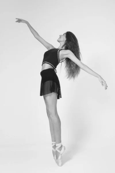 Взрослая Кавказская Балерина Танцует Фотостудии Одна — стоковое фото