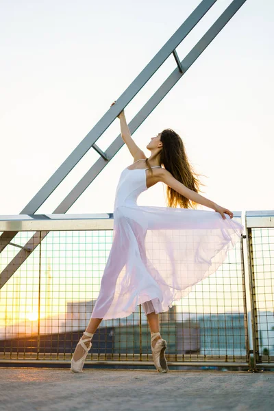 Genç Yetişkin Balerin Arka Planda Günbatımı Olan Bir Köprüde Dans — Stok fotoğraf