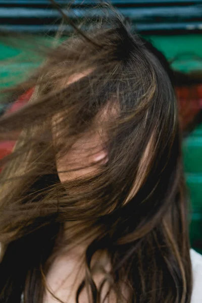 顔を覆う女性の髪の閉鎖 — ストック写真