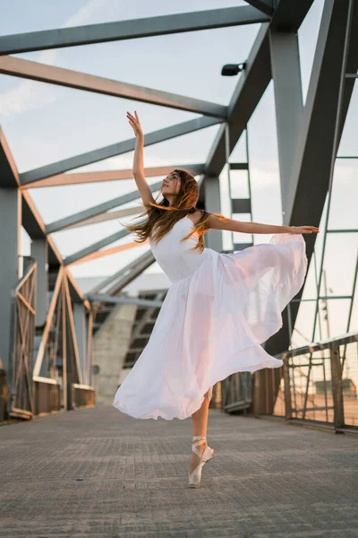 Młoda Dorosła Balerina Tańcząca Moście Białej Sukience — Zdjęcie stockowe