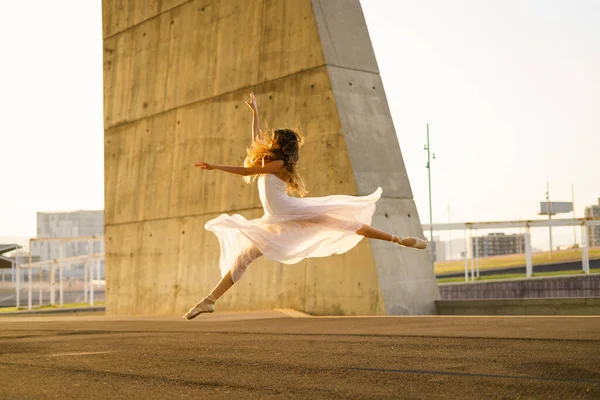 Kobieta Dorosła Kobieta Tańczy Samotnie Świeżym Powietrzu Pięknym Złotym Podświetleniem — Zdjęcie stockowe