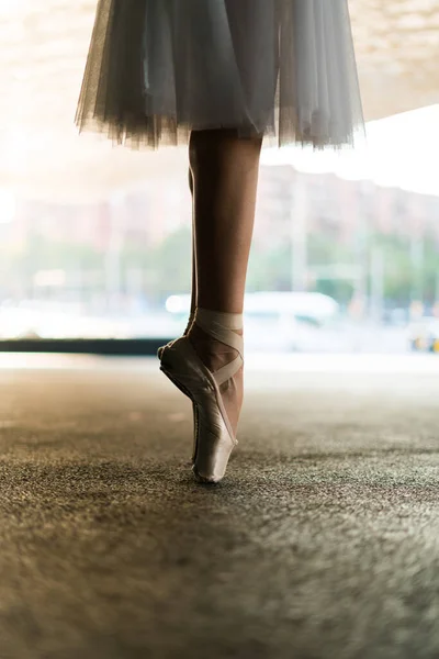 Крупный План Ногах Балерины Белом Платье Туфлях — стоковое фото