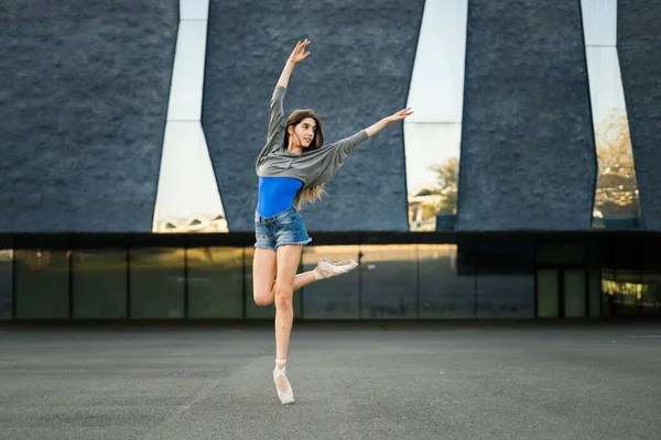 Vrouw Straatkleding Ballerina Schoenen Dansen Buiten Beton — Stockfoto